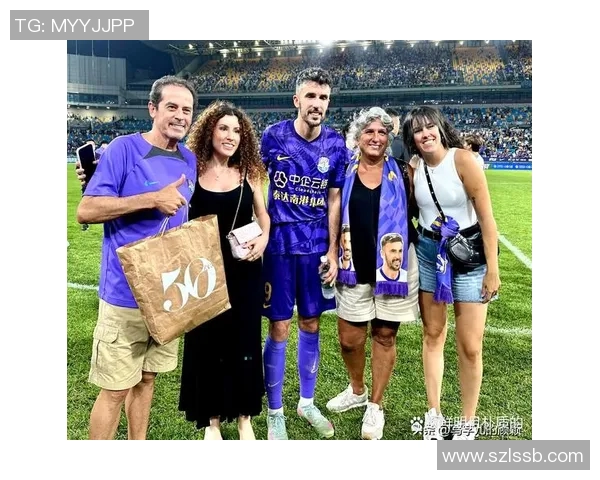 足球明星与母亲温馨合影展现亲情与支持的动人瞬间