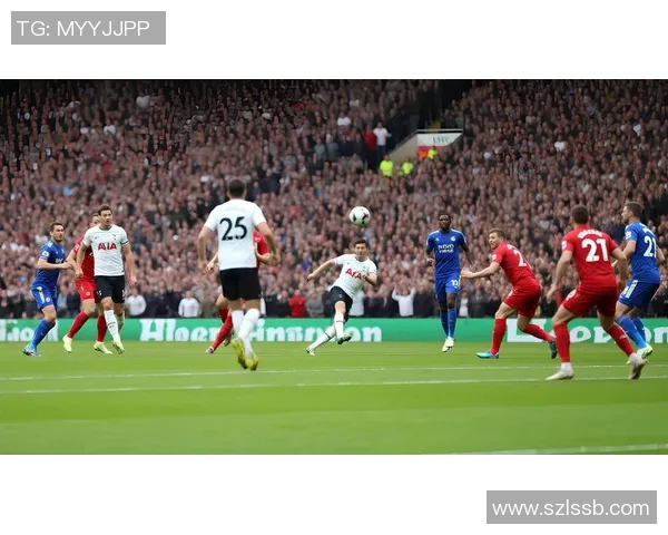 年轻帅气的足球明星们如何在绿茵场上展现魅力与风采