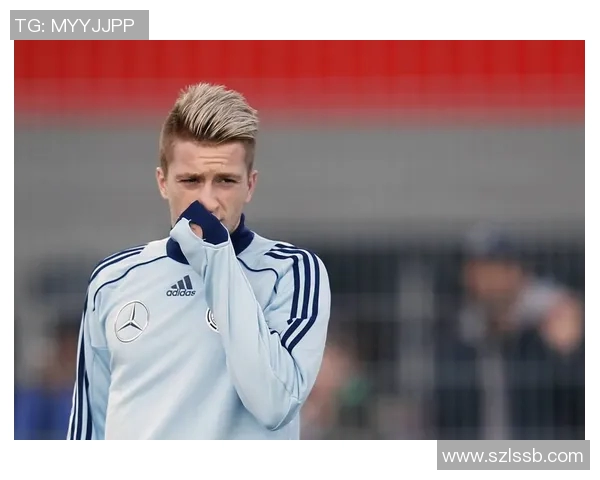 足球明星儿子展现天赋球技引关注父子情深共度快乐时光