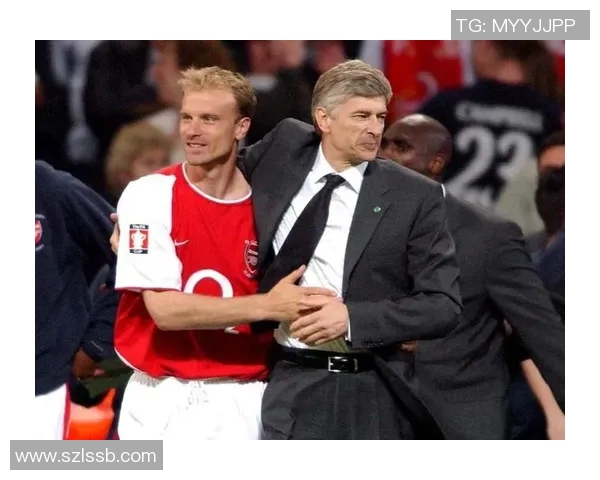 足球明星华丽转身甩衣服瞬间引发全场欢呼的精彩时刻